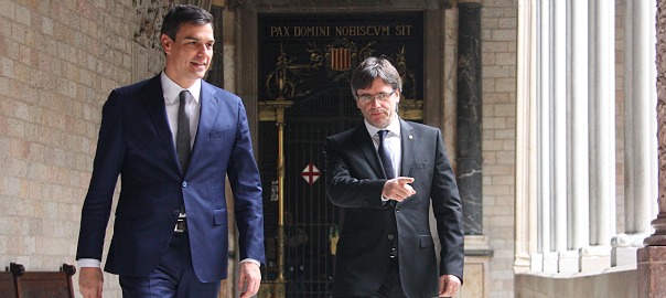 Pedro Sánchez with President Puigdemont during a visit to the Palau de la Generalitat in 2016.
