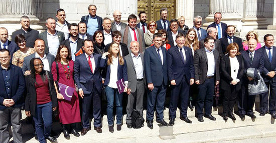 El president de la Generalitat, Ximo Puig, a la porta del congrés espanyol, amb diputats valencians i representants dels partits polítics, el mes passat, quan la reforma va reactivar-se