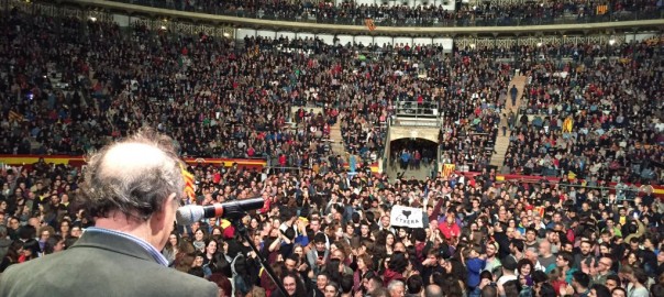 Joan Francesc Mira es dirigeix als assistents al concert de la plaça de Bous durant el concert del 25 d'Abril de 2016.