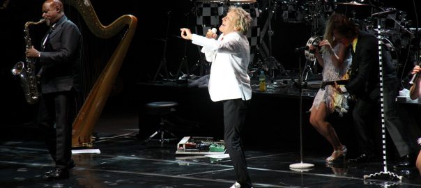 La llegenda britànica del rock Rod Stewart actuant el 2016 al Festival de Cap Roig de Calella de Palafrugell