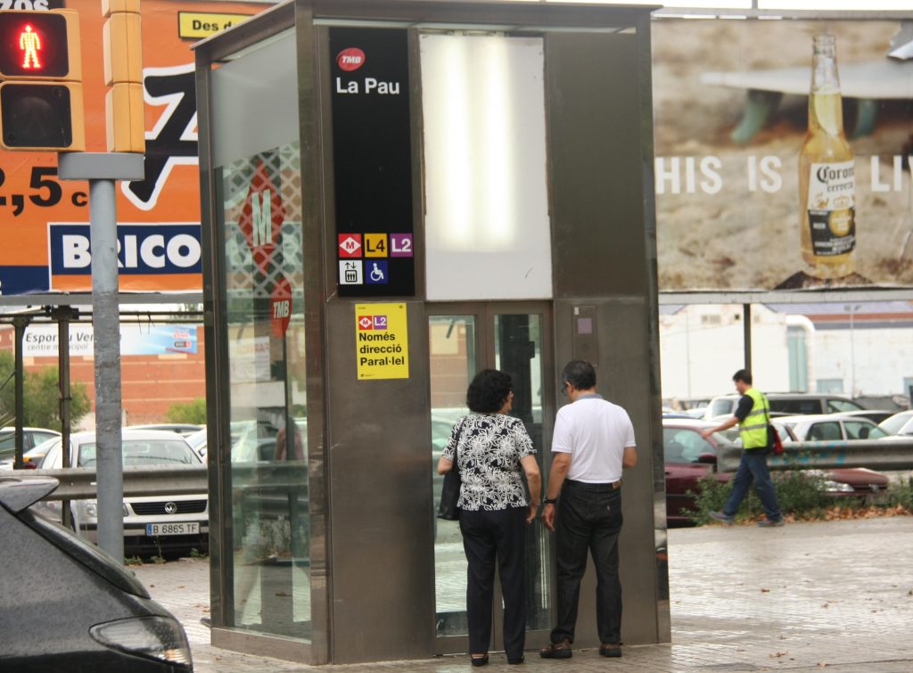 Ferit per arma blanca un home que intentava mediar en una baralla multitudinària al metro de Barcelona