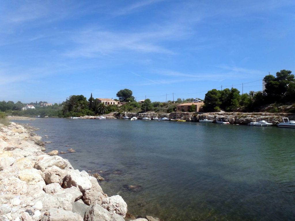 Reobren les platges de l’Ametlla de Mar que ahir van tancar a causa d’una taca blanca i viscosa a l’aigua
