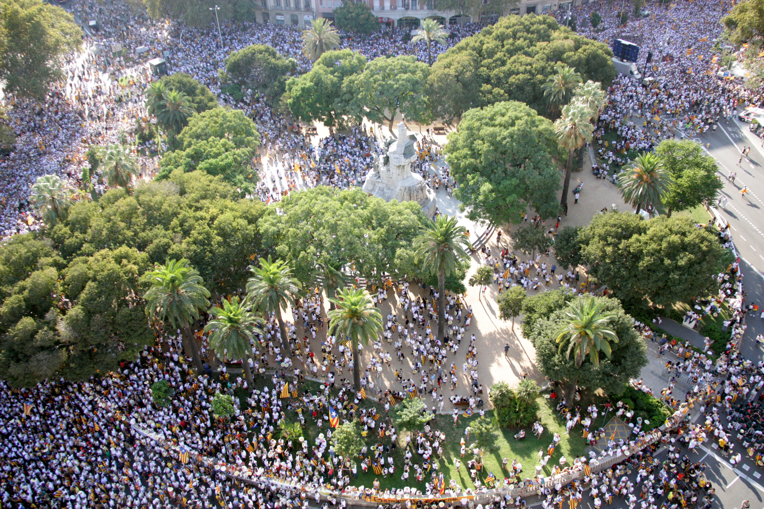 Imatge de la plaça de Tetuan de Barcelona, amb tot ple de manifestants durant la Diada del 2016.