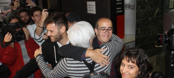 L'ex-batllessa de Badalona Dolors Sabater abraça els qui llavors eren tinents de batlle Oriol Lladó (ERC) i Jose Téllez (Guanyem)