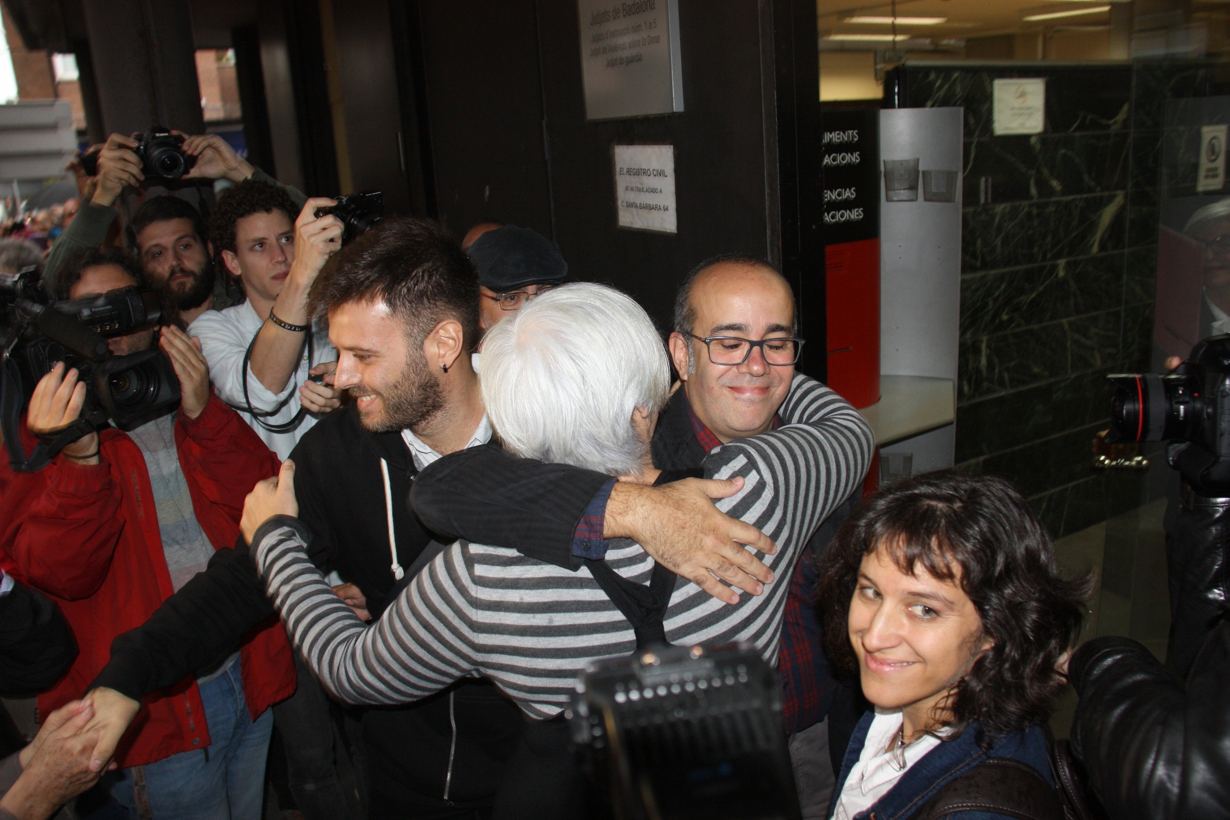 L'ex-batllessa de Badalona Dolors Sabater abraça els qui llavors eren tinents de batlle Oriol Lladó (ERC) i Jose Téllez (Guanyem)