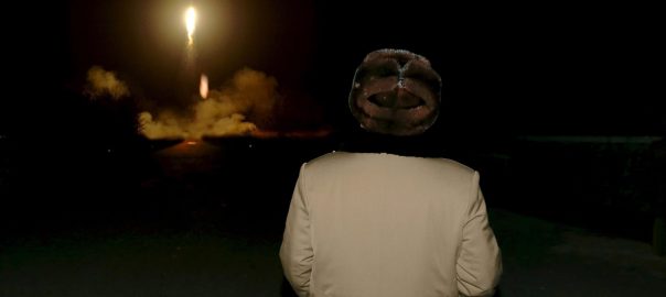 Kim Jong-un, líder de Corea del Nord, observant una prova balística