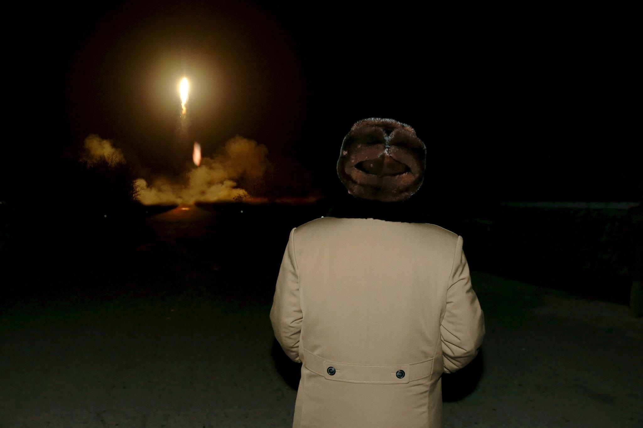 Kim Jong-un, líder de Corea del Nord, observant una prova balística