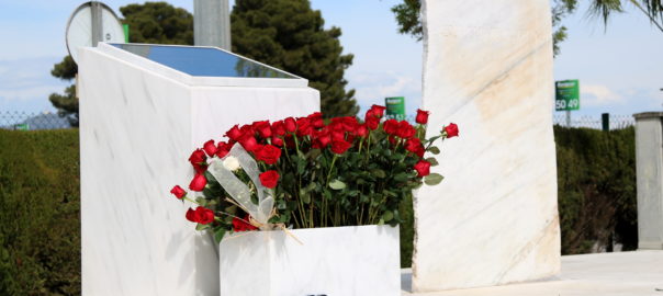 Monument de l'aeroport de Barcelona en record a les víctimes de la tragèdia de Germanwings