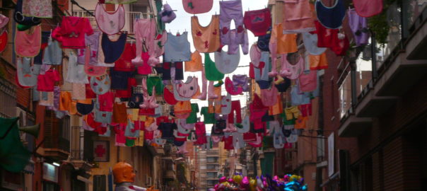 Carrer Alcolea de baix guarnit per la festa Major de Sants. Foto: Pere López Brosa via Wikimedia Commons. CC-BY-SA 3.0.
