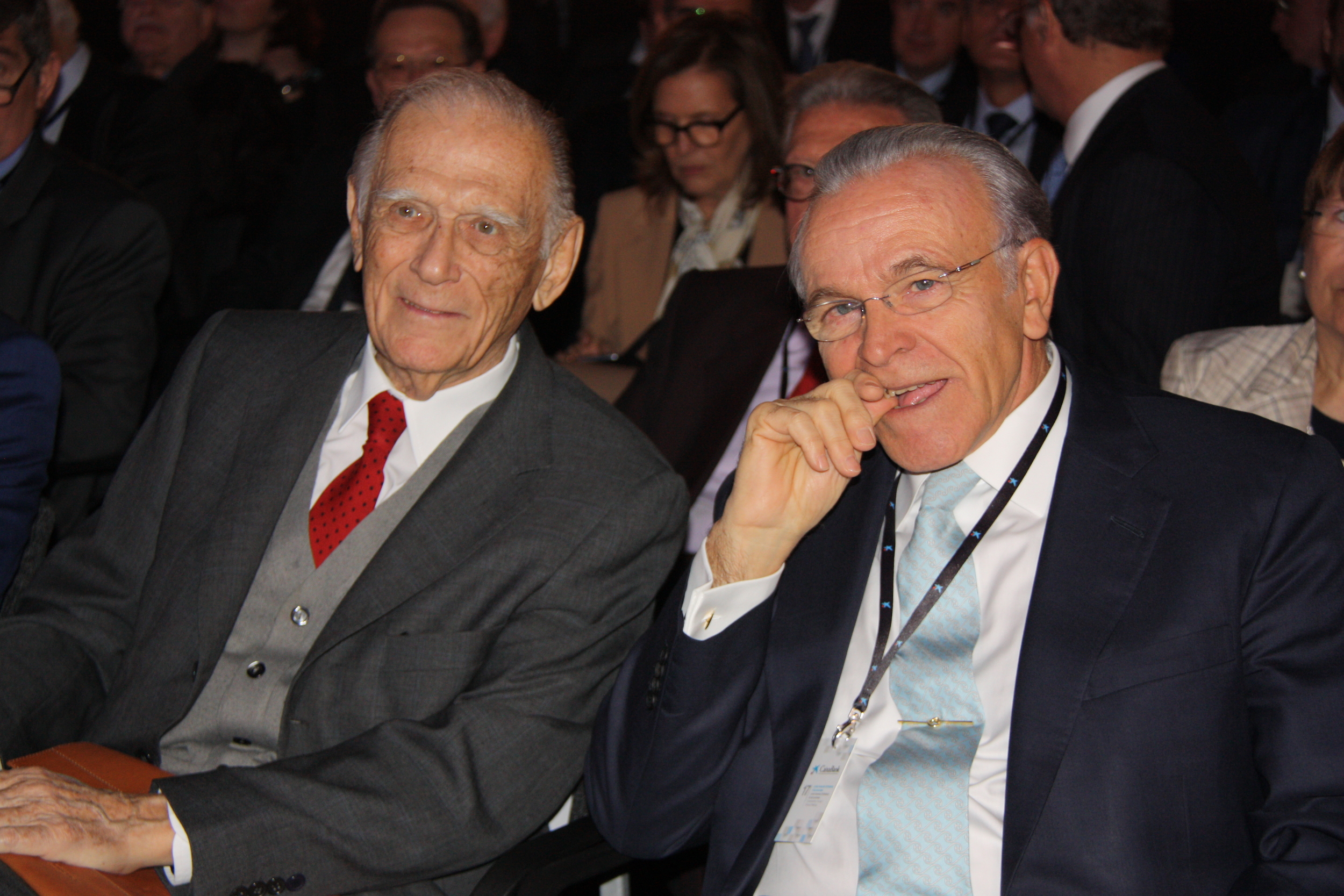 Josep Vilarasau al costat d'Isidre Fainé a la junta general ordinària d'accionistes de CaixaBank el 6 d'abril del 2017 (fotografia: ACN).