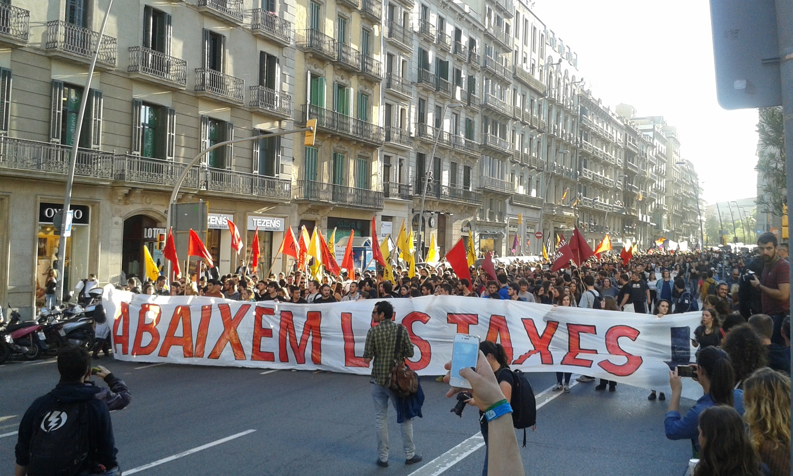 Manifestació d'estudiants a Barcelona per la rebaixa de taxes universitàries.