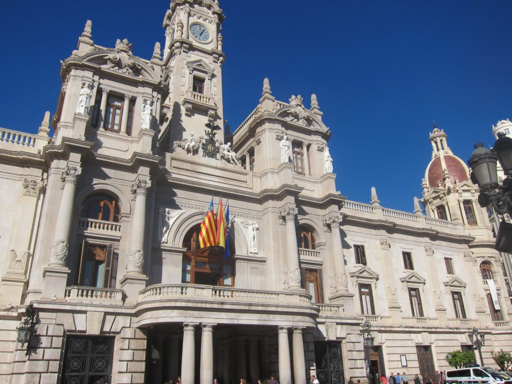 Un informe de l’ajuntament conclou que és il·legal canviar el nom de València sense l’aval de l’AVL