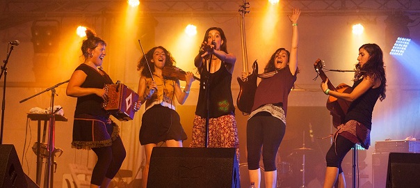 Actuació del grup de folk Roba Estesa. Fotografia: Sara Estalella