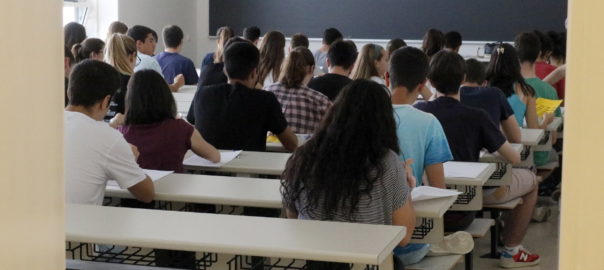 Imatge d'arxiu d'alumnes fent la selectivitat