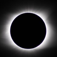 Com fotografiar l’eclipsi sense fer malbé la càmera (ni danyar-nos la vista)