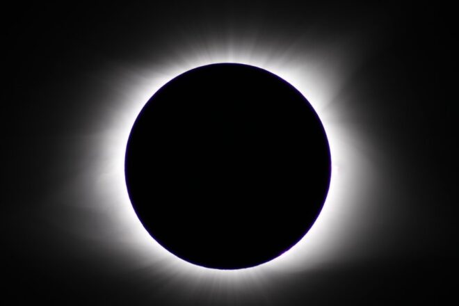 Guia per a gaudir de l’històric eclipsi solar del 12 d’agost