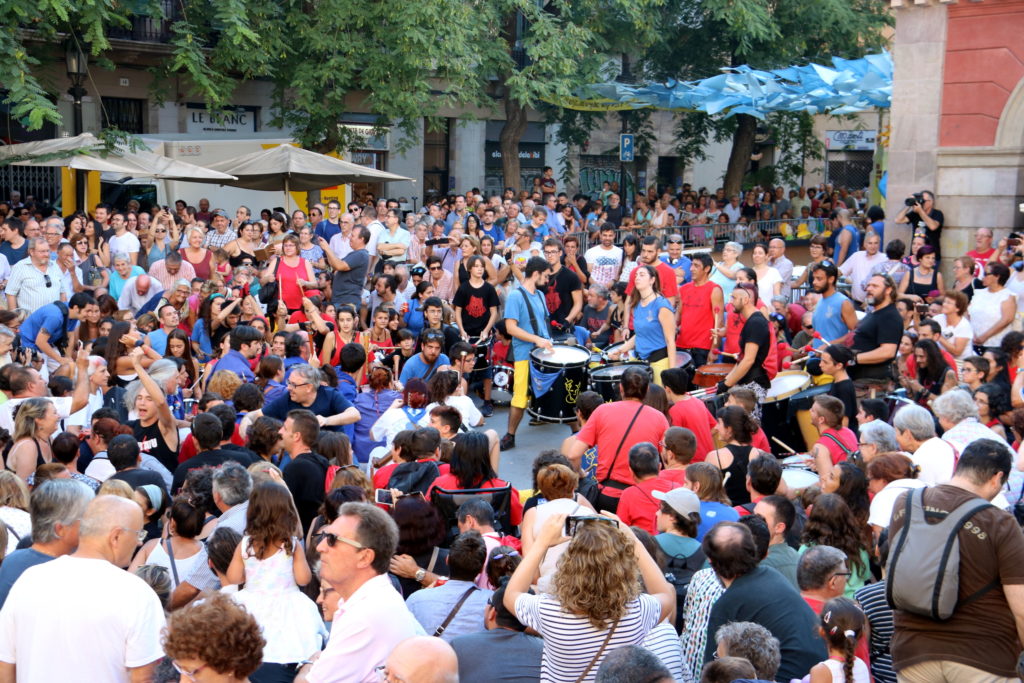 La Coordinadora de Colles de Cultura de Gràcia acusa l’ajuntament de xantatge per la polèmica pels actes de foc