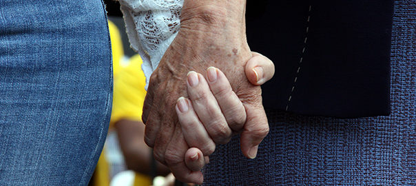 Les mans de Muriel Casals i Carme Forcadell, agafades al bell mig de la Via Catalana.