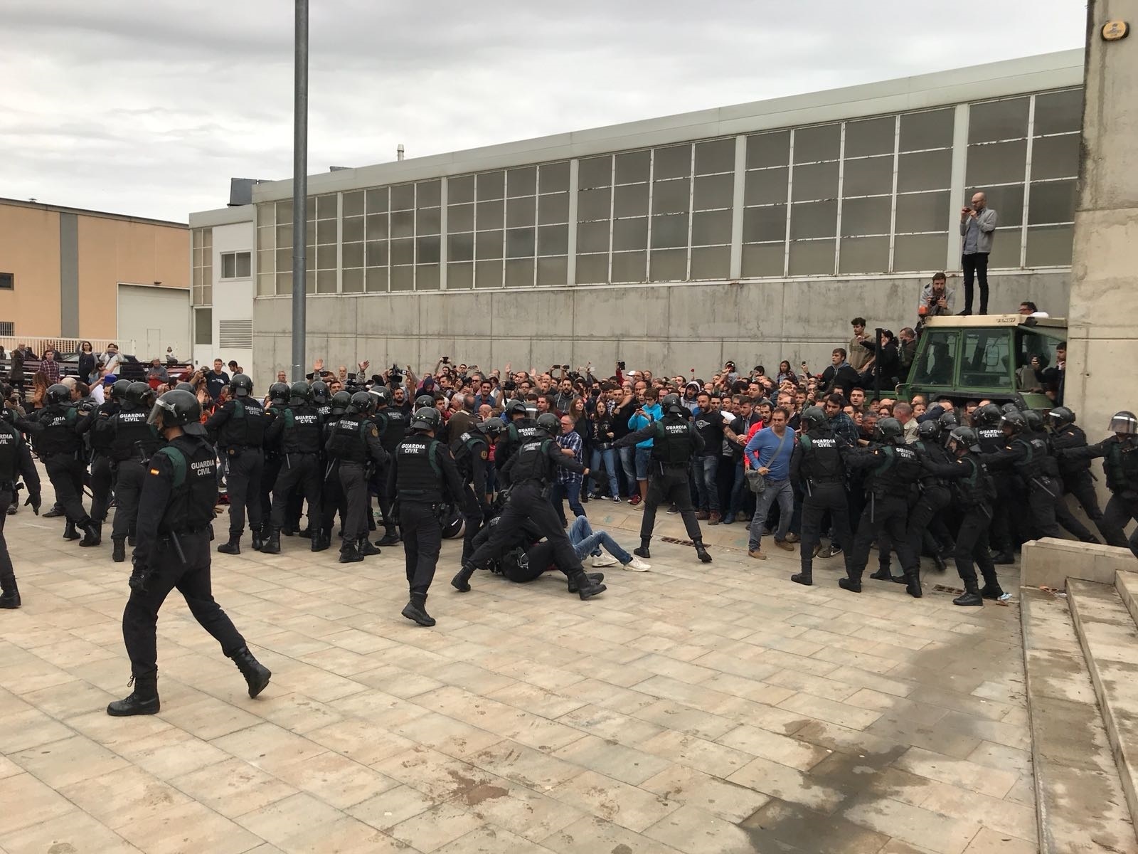 Cordó policial a Sant Julià de Ramis, durant l'1-O