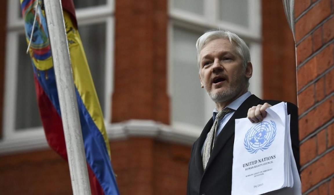 Assange, a l'ambaixada equatoriana a Londres l'any 2017.