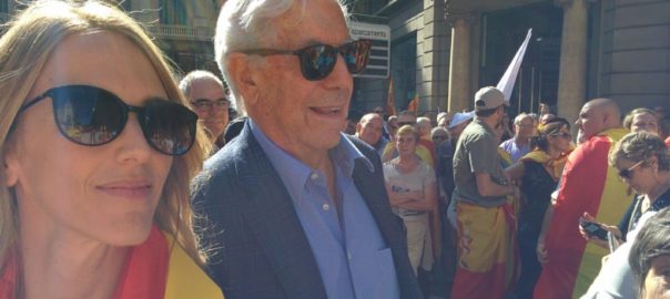Vargas Llosa participant a Barcelona en una manifestació contra la independència de Catalunya.
