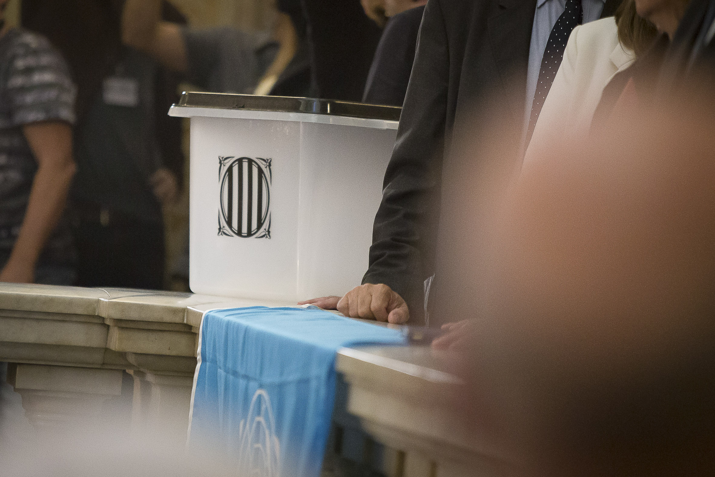 Una urna del Primer d'Octubre al parlament, durant la proclamació de la independència. Foto: Albert Salamé