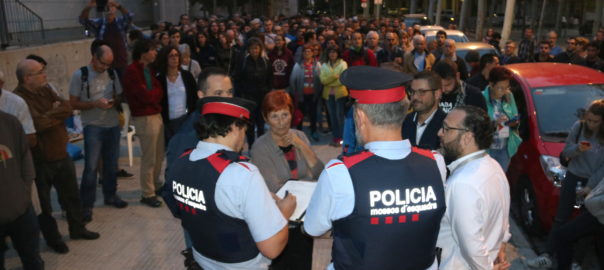 Desenes de votants observen l'aixecament de l'acta per part dels Mossos al col·legi de l'escola Teresa Pàmies de Reus.