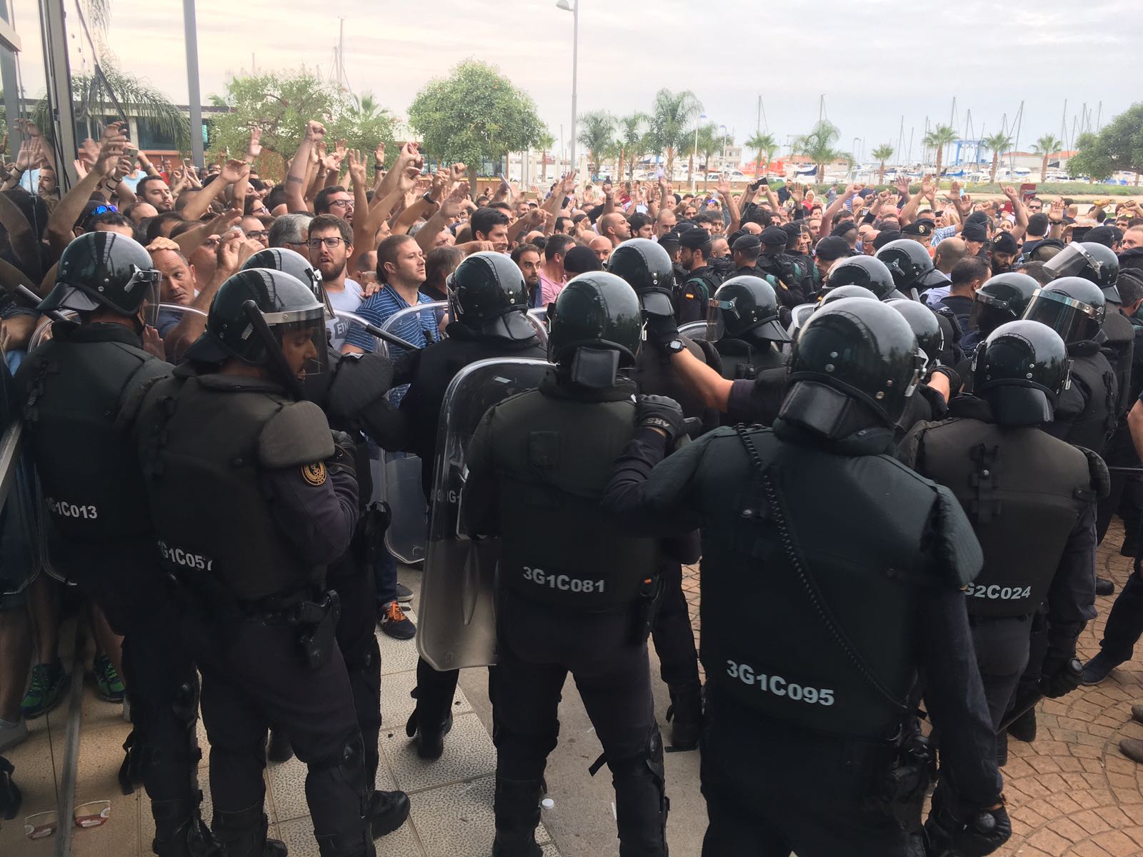 Desenes de guàrdies civils a les portes del pavelló firal de la Ràpita per a impedir el referèndum d'independència. Fotografia: ACN