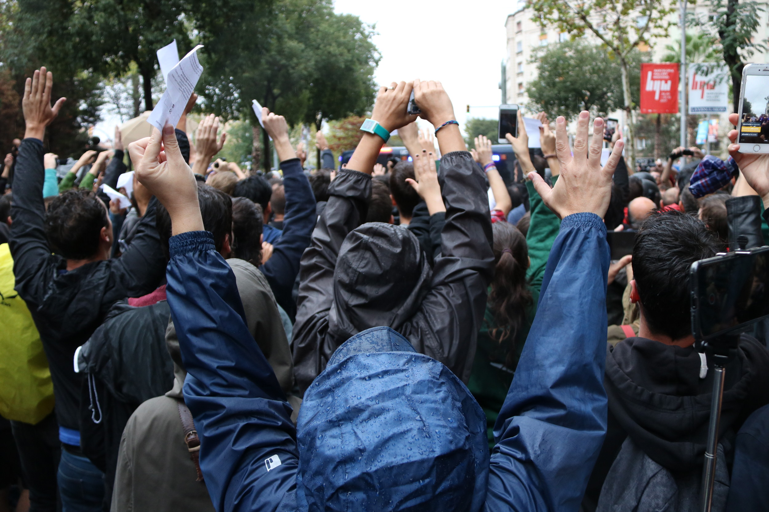 Votants plantant cara a la policia espanyola a l'Escola Ramon Llull de Barcelona.