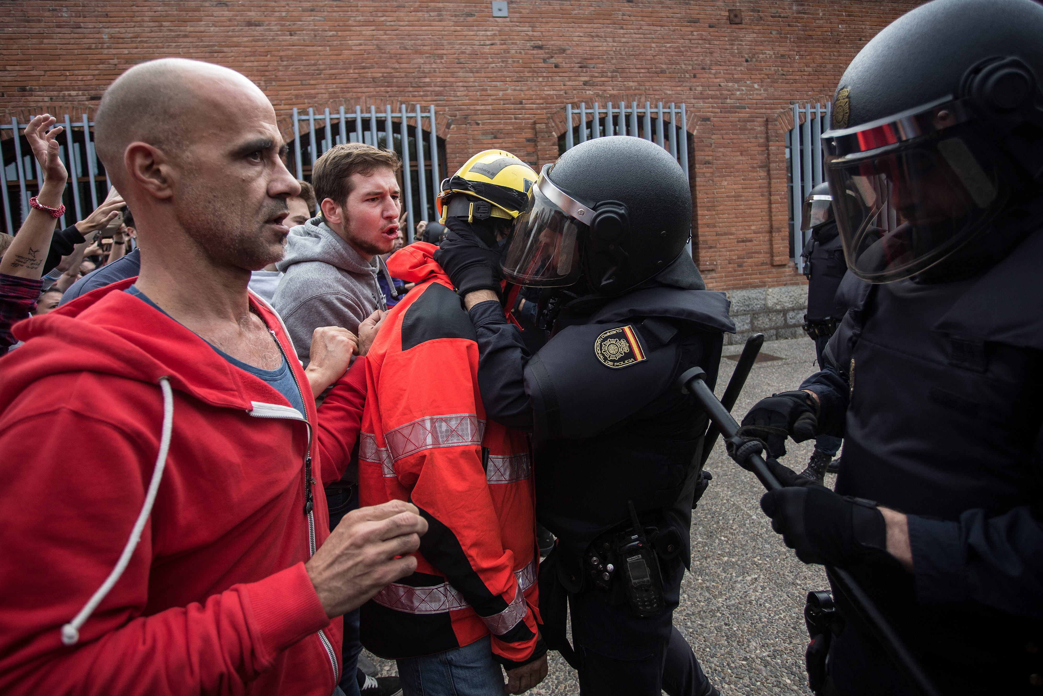 Empentes entre bombers i policia espanyola al centre municipal d’ocupació de Sant Narcís, a Girona, el primer d’octubre de 2017.