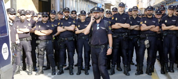 Una part dels agents de la policia espanyola que s'allotjava a Pineda de Mar