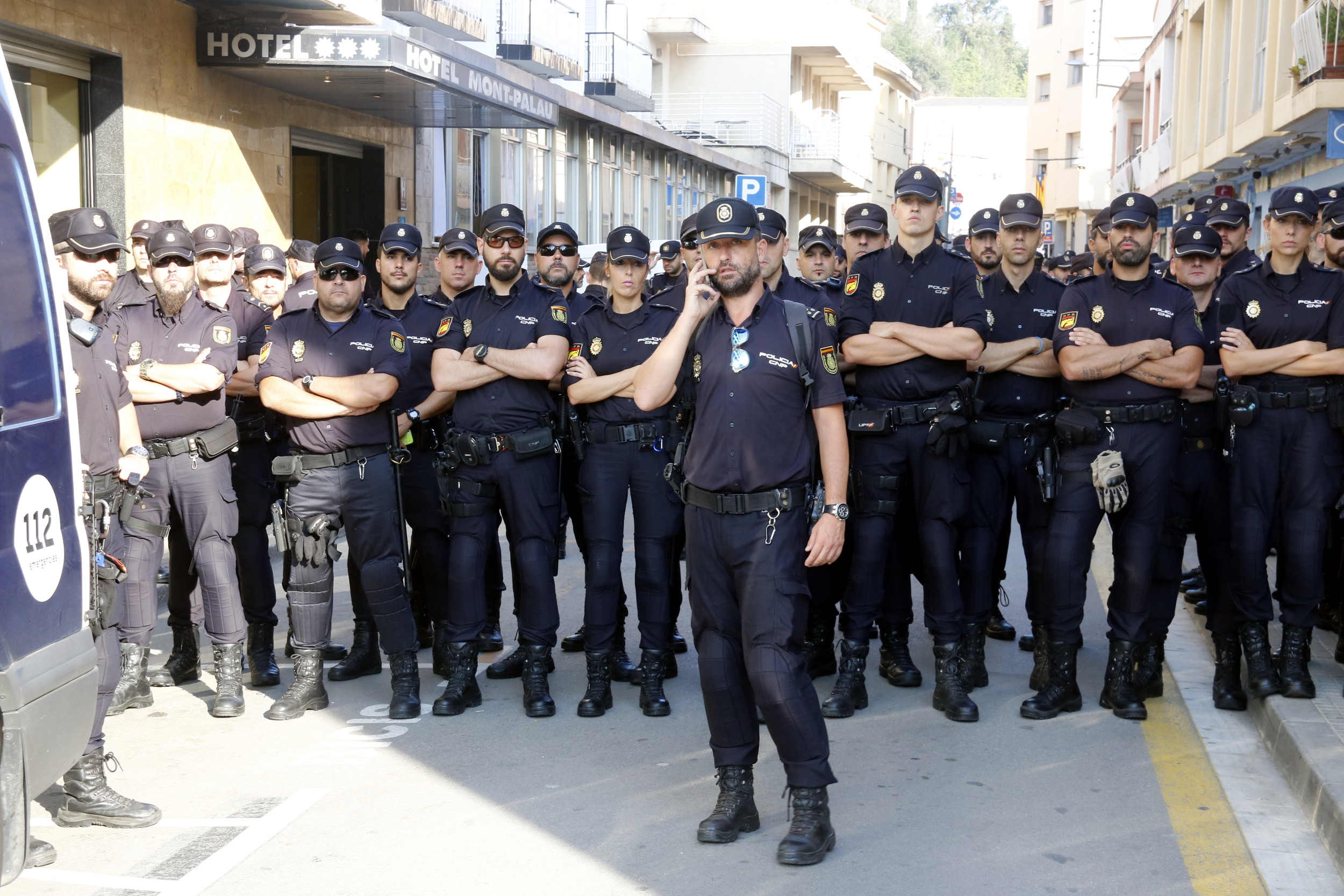 Una part dels agents de la policia espanyola que s'allotjava a Pineda de Mar