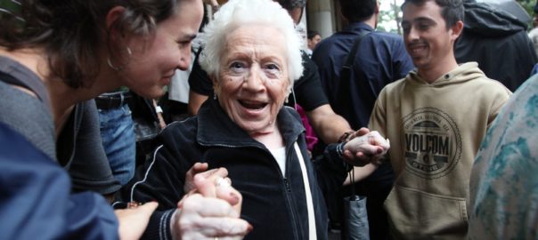 Una dona surt, contenta, d'haver votat al referèndum del primer d'octubre (fotografia: Elisabeth Magre).
