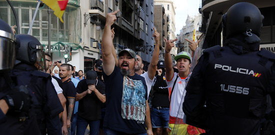 Un grup d'ultres provocant la manifestació del 9 d'Octubre de 2017 a València