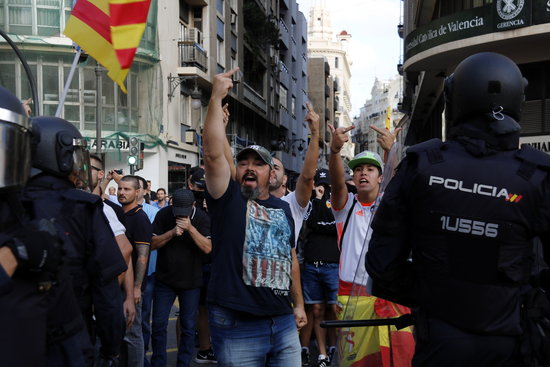 Un grup d'ultres provocant la manifestació del 9 d'Octubre de 2017 a València