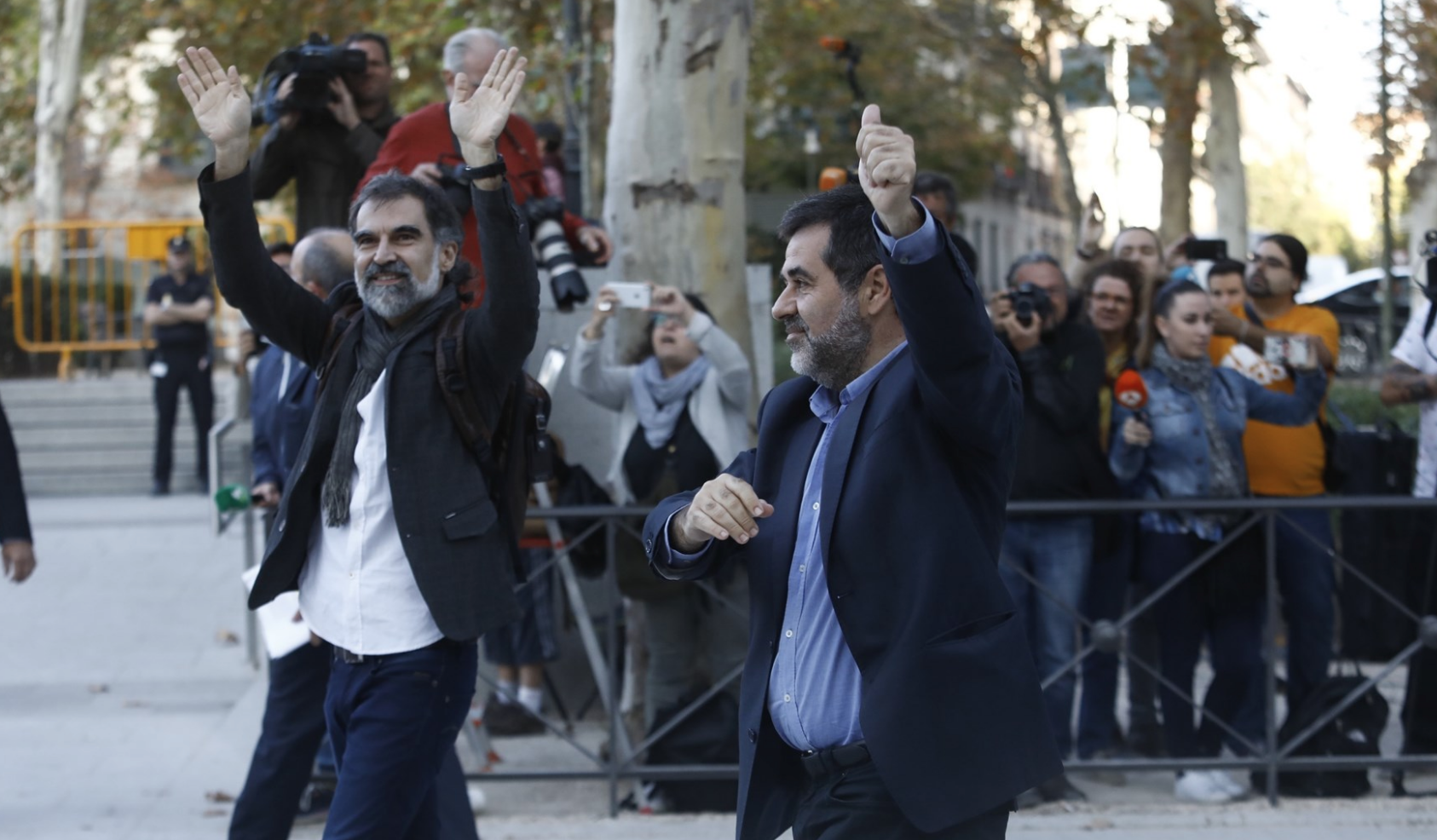 Jordi Cuixart and Jordi Sánchez on their way to the Court