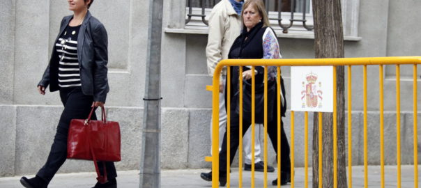 Anna Simó seguida de Ramona Barrufent, sortint del Tribunal Suprem espanyol el novembre del 2017.