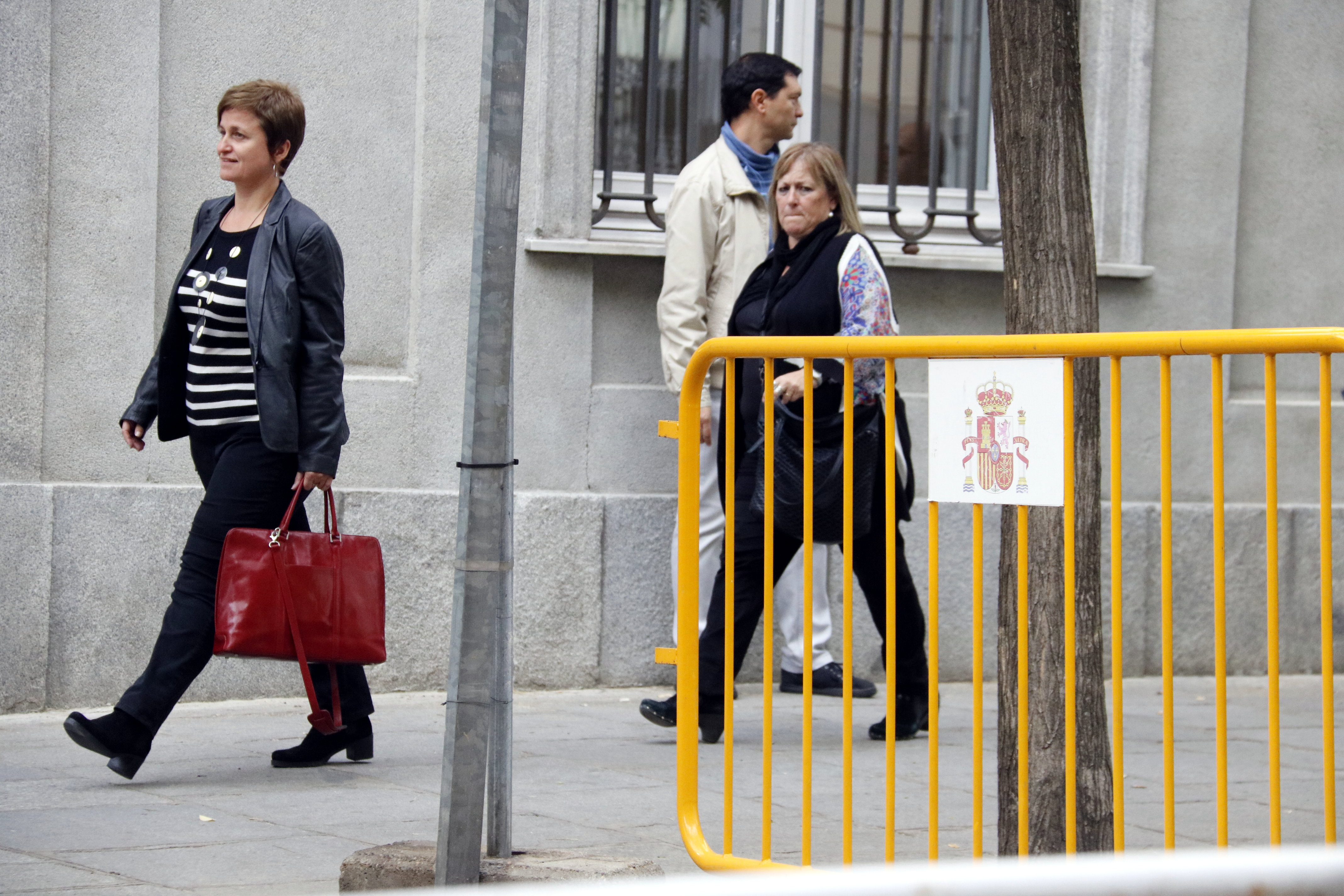 Anna Simó seguida de Ramona Barrufent, sortint del Tribunal Suprem espanyol el novembre del 2017.