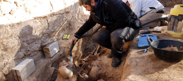 Arqueòlegs treballant a la fossa de la Guerra Civil de cementiri vell del Soleràs