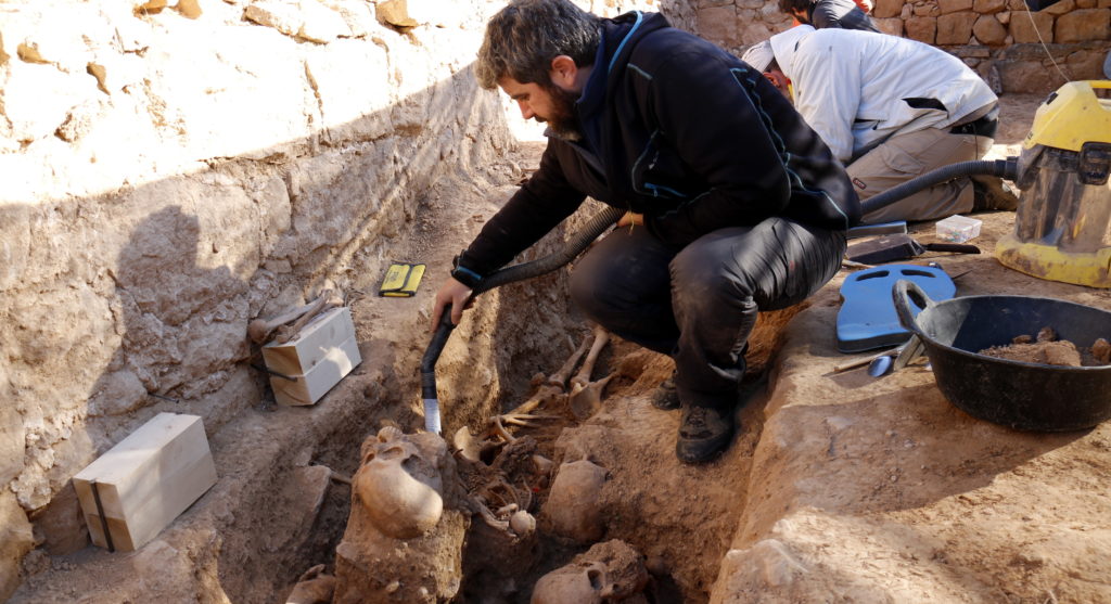 Arqueòlegs treballant a la fossa de la Guerra Civil de cementiri vell del Soleràs