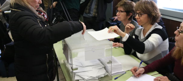 Imatge d'una dona votant a l'escola Àusias Marc de Barcelona, el 21 de desembre de 2017 (fotografia: ACN).