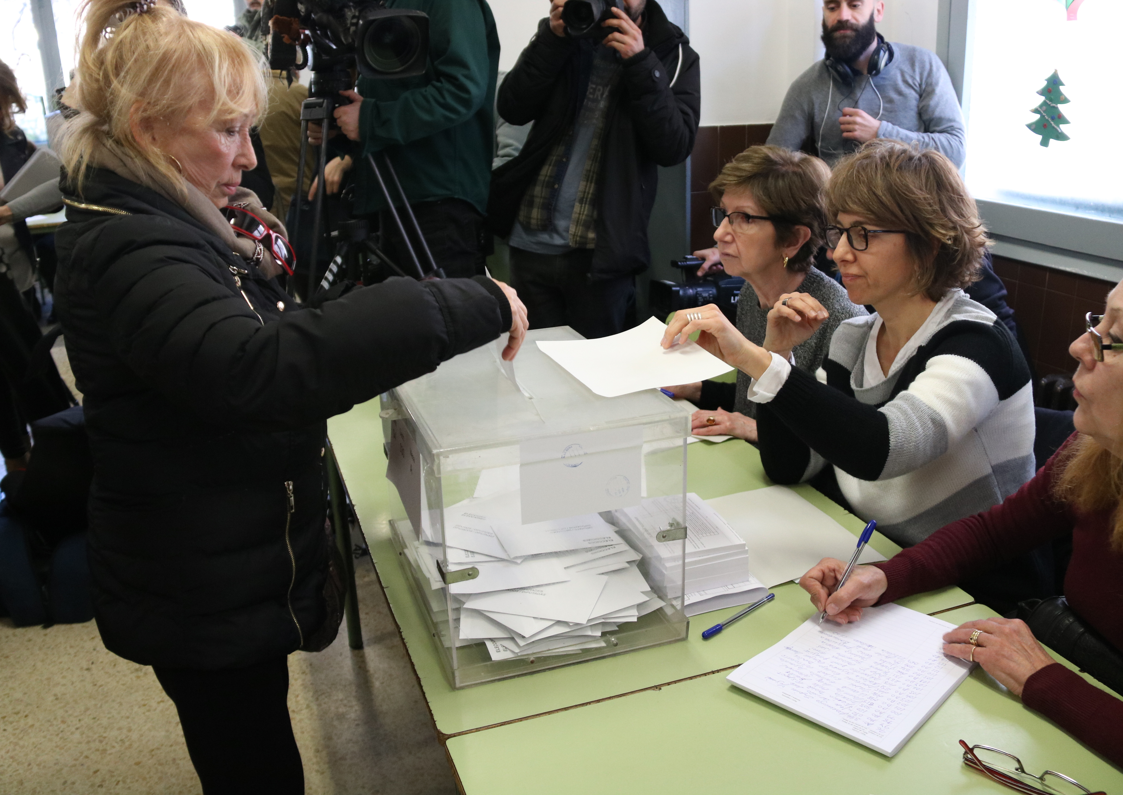 Imatge d'una dona votant a l'escola Àusias Marc de Barcelona, el 21 de desembre de 2017 (fotografia: ACN).
