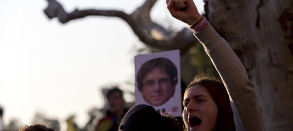 Protesta davant del parlament per la investidura fallida del 30 de gener del 2018. Fotografia: Albert Salamé