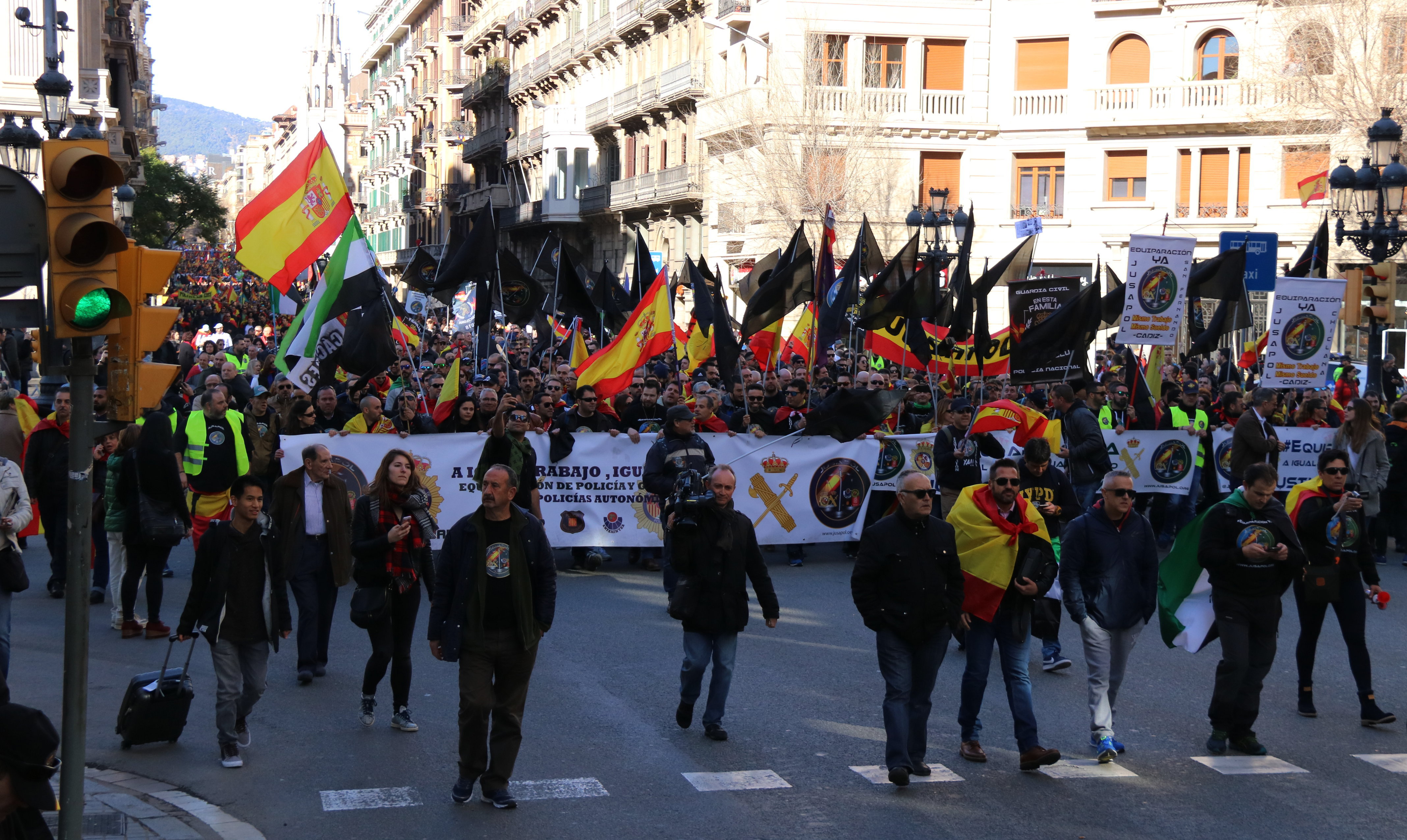 Manifestants a la via Laietana reclamant l'equiparació salarial per la Guàrdia Civil i la policia espanyola, el 20 de gener del 2018