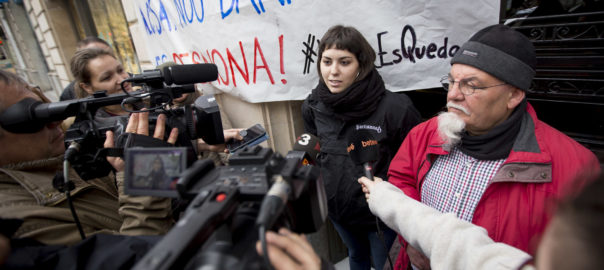 Entitats veïnals de Nou Barris aturen provionalment desnonar una mare i una filla d'avançada edat.