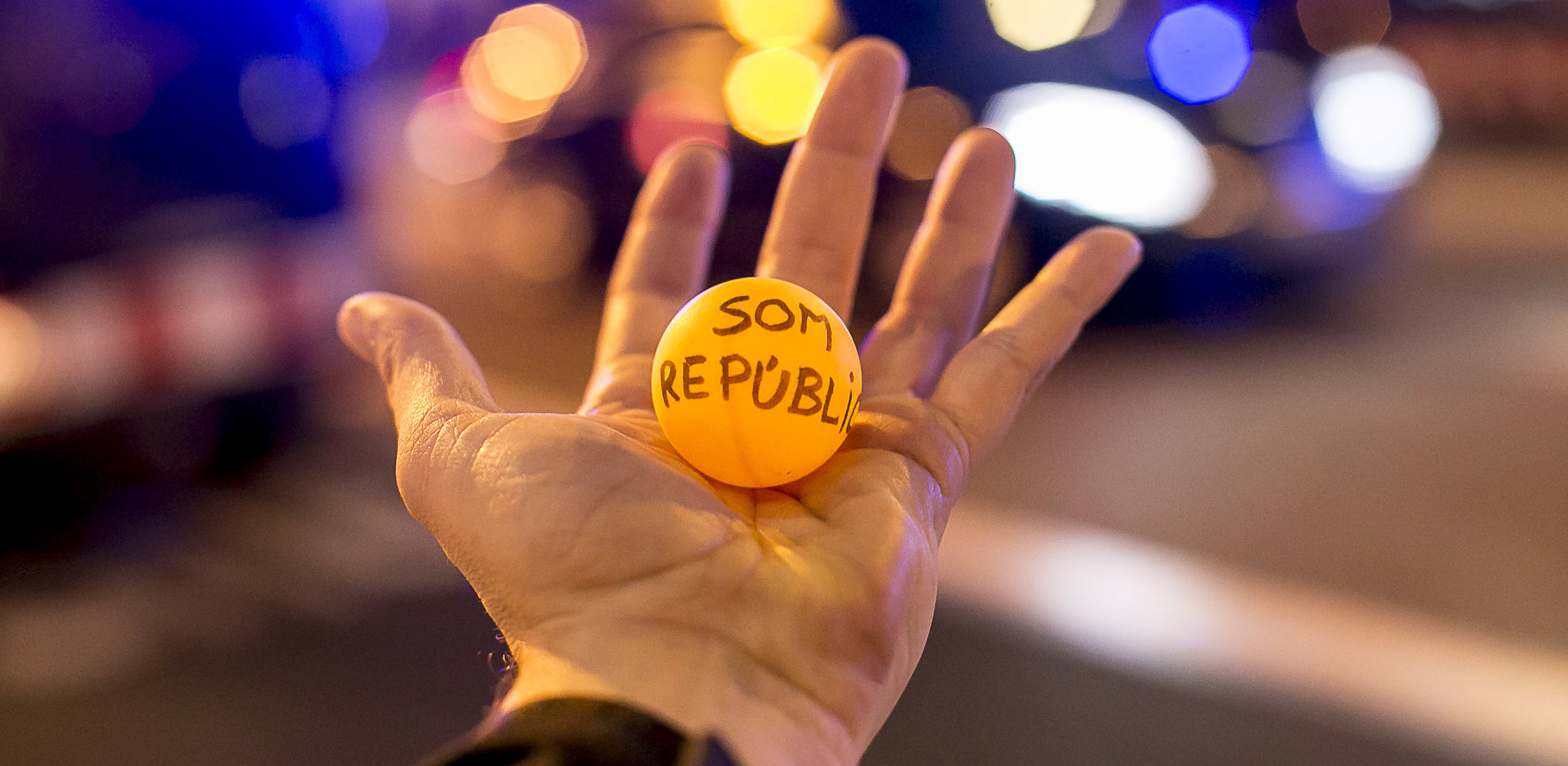 Una pilota de ping-pong amb el lema 'Som República' va ser un dels pocs objectes que van ultrapassar el cordó policíac (fotografia: Albert Salamé).