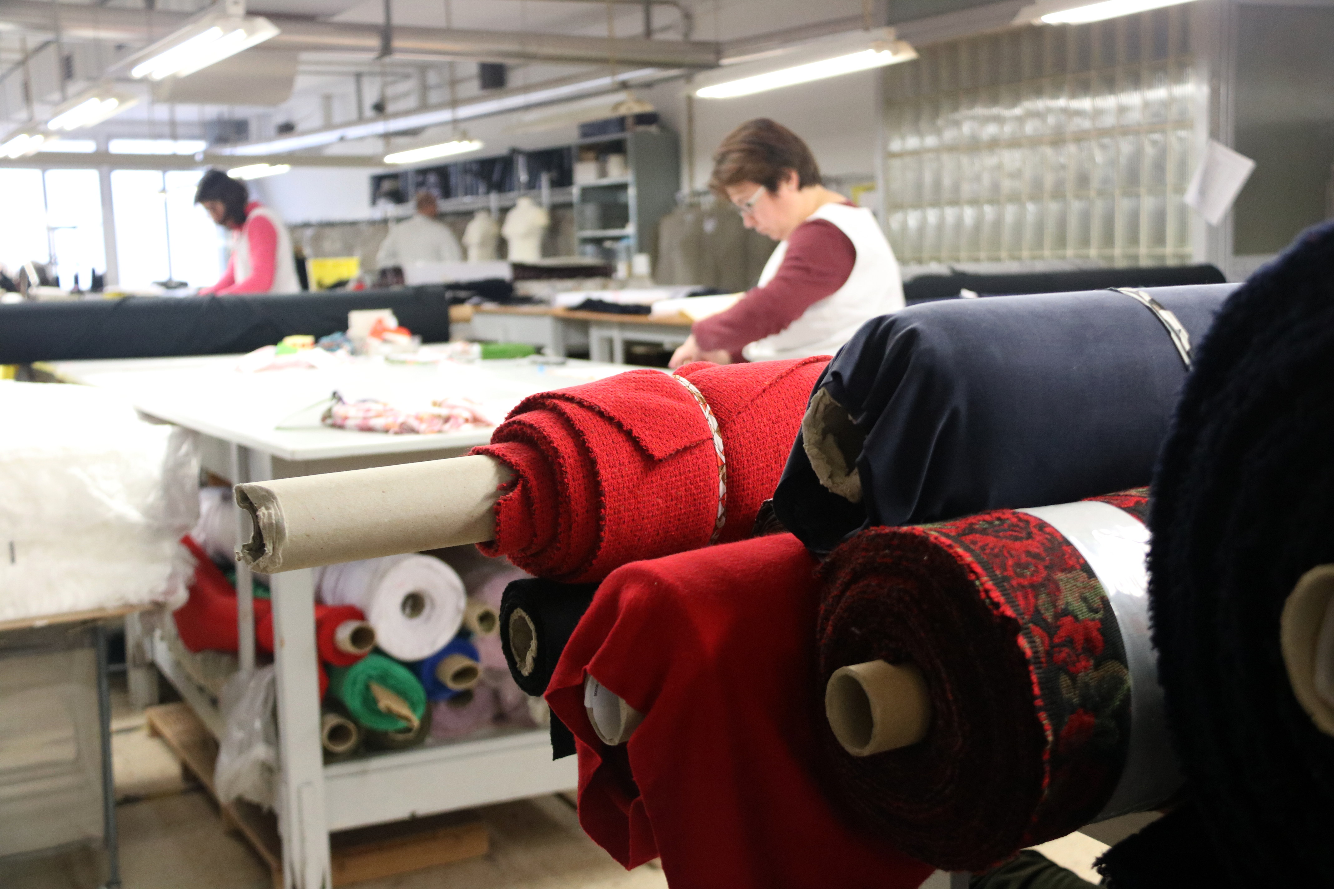 Treballadores fent feina en una fàbrica tèxtil