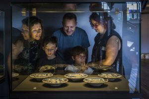 Un passeig en família pel jaciment 