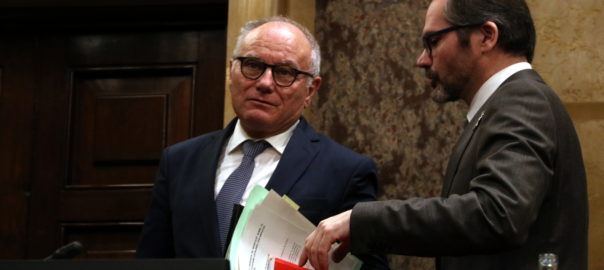 Xavier Muro, secretari general del Parlament, i Josep Costa, vice-president de la cambra