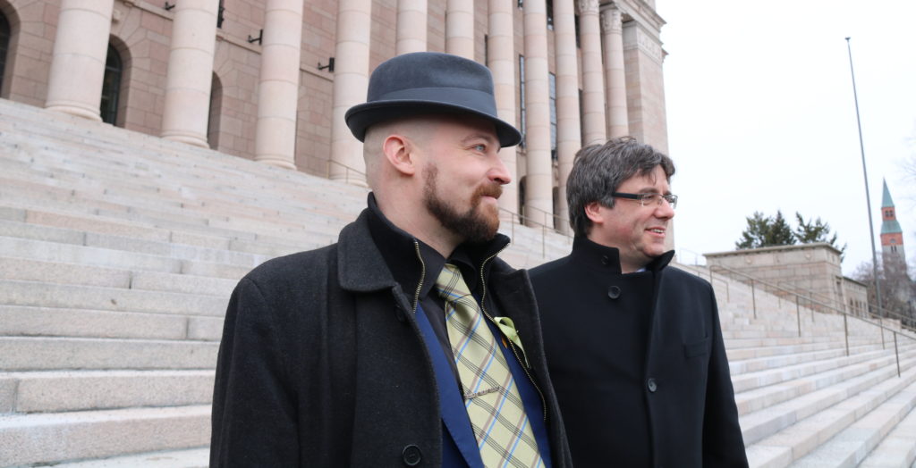 Carles Puigdemont amb el diputat Mikko Kärna davant el parlament finès, a Hèlsinki, el 22 de març del 2018